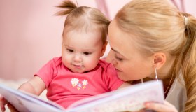 Mamme, leggete una storia ai vostri bambini: ecco i (tanti) motivi per farlo