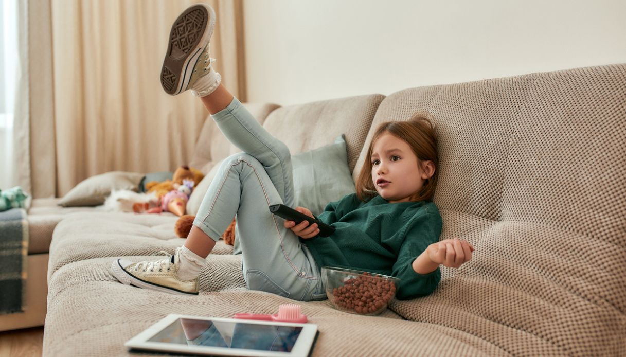 Bambini guardano la televisione