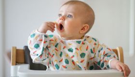 Mio figlio si mette tutto in bocca: perché?