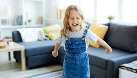 Perché mi figlio urla? Le possibili cause e come reagire