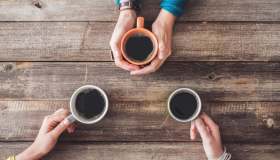 Come invitare ospiti per un caffè