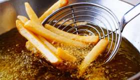 Friggere, le regole base per farlo in padella e in modo sano