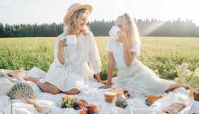 Outfit per un picnic sull’erba, ecco quali provare
