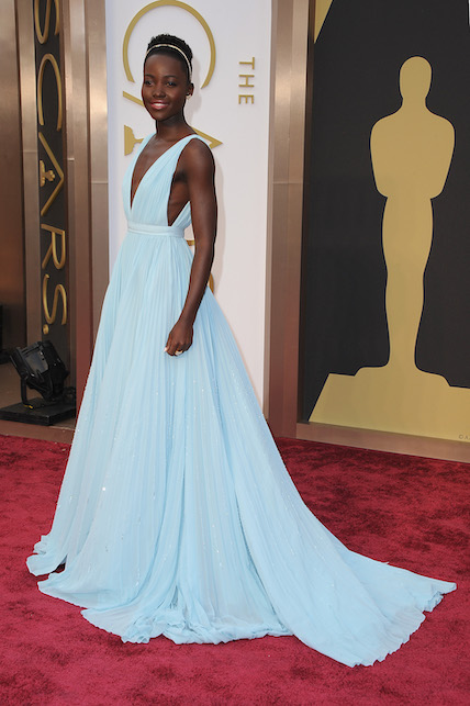 Lupita N'yongo con abito azzurro