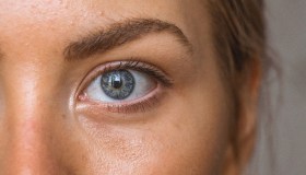 Occhiaie e borse: i rimedi naturali per rigenerare lo sguardo