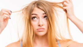 Capelli rovinati, le abitudini quotidiane da abbandonare