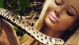 La giornata della Barbie umana, tra  sport e serpenti