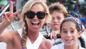 Federica Panicucci al mare: tenera mamma e pin up