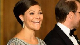 Victoria di Svezia incinta. E al gala si vede il pancino