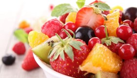 Meglio mangiare la frutta prima o dopo il pasto?