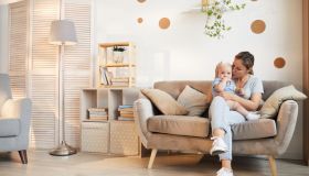 Neonati sempre in braccio: è una buona idea? Tutti i pro e i contro      