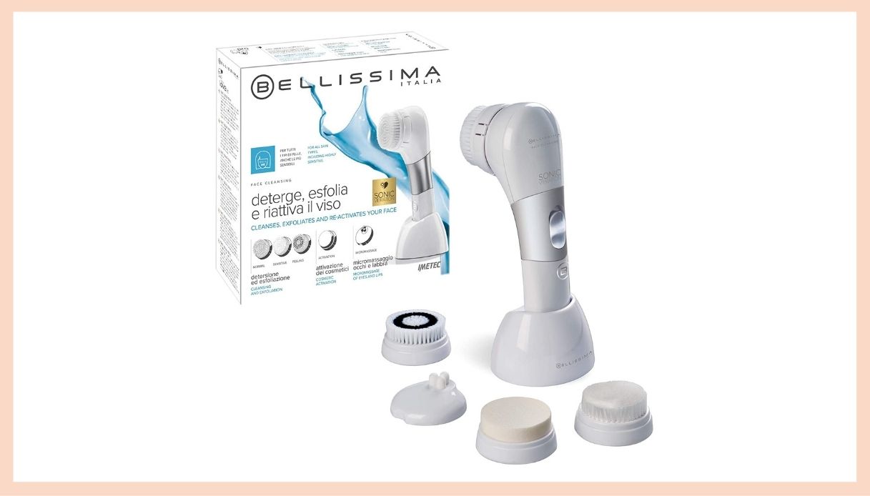 Spazzola pulizia viso con varie testine su sfondo bianco