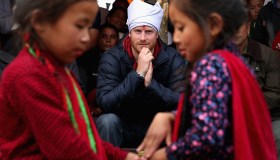 Il principe Harry in Nepal accolto da 5 vergini