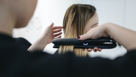 Piastre per capelli a ceramica, vapore o ioni: qual è la migliore per te