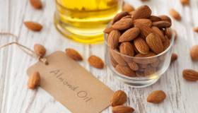 Olio di mandorle: tutte le proprietà, gli usi e come riconoscere i migliori