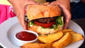 Alimenti ricchi di grassi: proprietà, quali sono e come inserirli nell’alimentazione