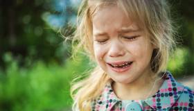 Bambina lasciata da sola al freddo, la scuola (per lei) rimane chiusa