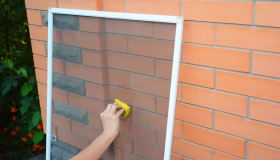 Metodi efficaci per pulire le zanzariere