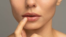 Mani e labbra screpolate: rimedi naturali