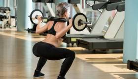 Esercizi per le gambe: circuito con squat e affondi