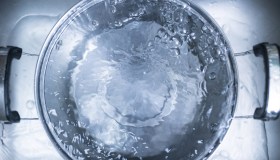 Come cuocere a bagnomaria: il trucco delle due pentole e altri metodi