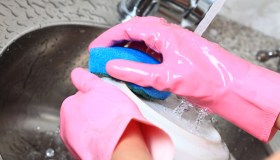 Lavare i piatti prima di metterli in lavastoviglie è dannoso. Ecco perché