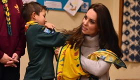 Kate Middleton tra gli scout incanta tutti con il look casual