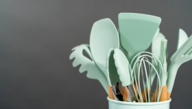 Silicone in cucina, dai mestoli alle teglie, fa male usarlo?