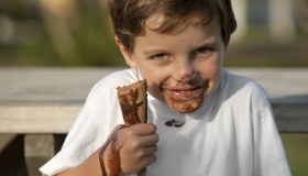 Come togliere le macchie di gelato al cioccolato