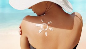 Come togliere le macchie di abbronzatura