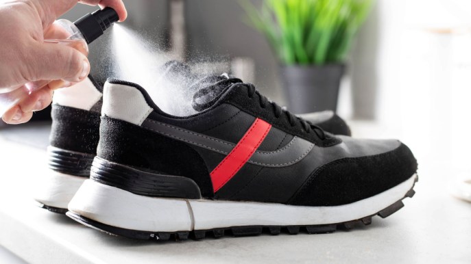 Come eliminare definitivamente gli odori dalle scarpe