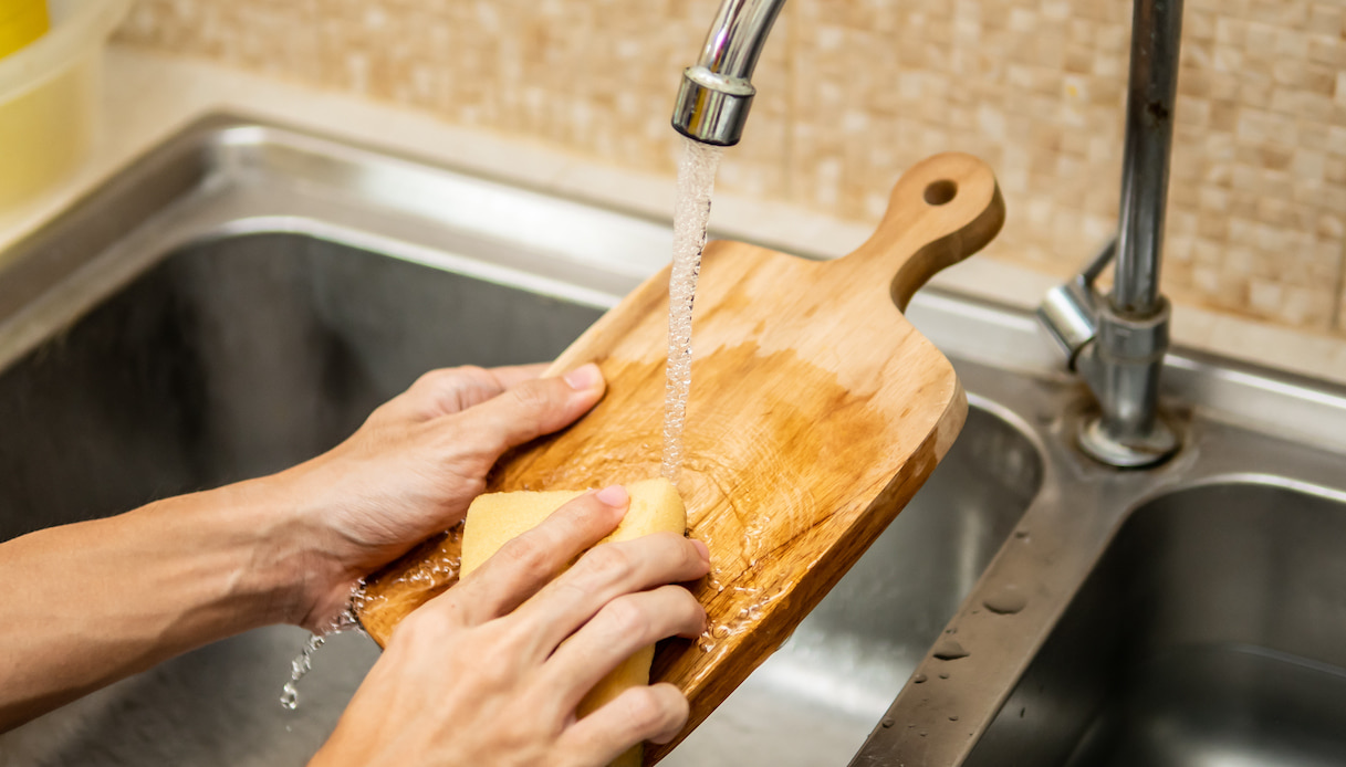 Come pulire e come usare un tagliere di legno senza rischi igienici?