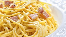 Carbonara Day, il giorno dedicato alla pasta più amata (e discussa) di sempre