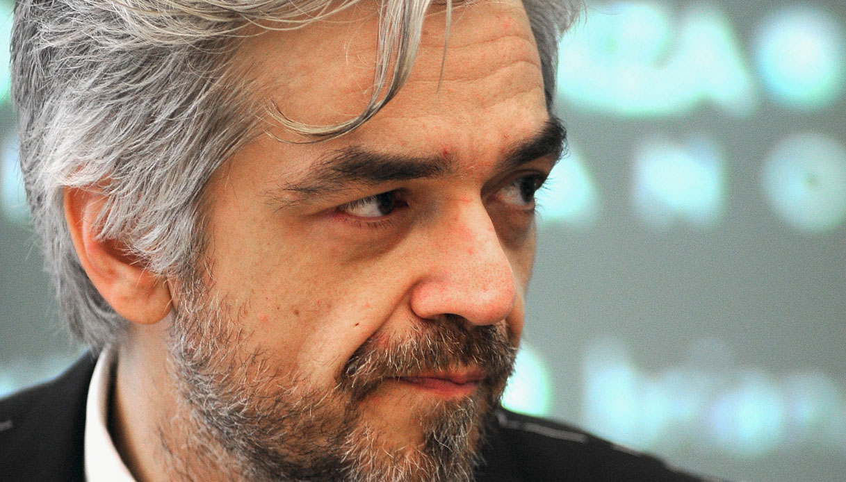 Morgan presenta la fidanzata incinta alla madre e Bugo non lo risparmia