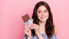 Mangiare cioccolato fa bene all’umore, è vero?
