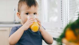 Non date da bere succhi di frutta ai bambini. Parola di pediatra