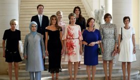 Vertice Nato: il marito del premier gay del Lussemburgo posa con le First Lady