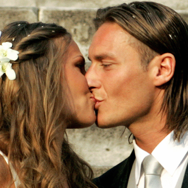 L'accoppiata showgirl e calciatore, che pure ultimamente sembra andare molto meno di moda nello showbiz, continua a essere, statistiche alla mano, quella più longeva nel tempo. Da Ilary e Totti in poi, sono moltissimi gli esempi di unioni decennali