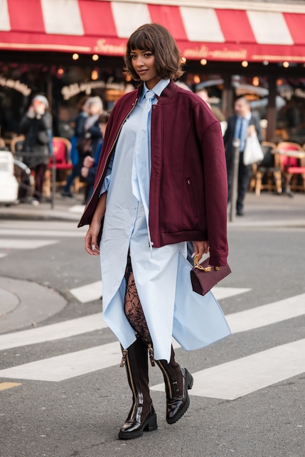ragazza con chemisier azzurro e bomber bordeaux