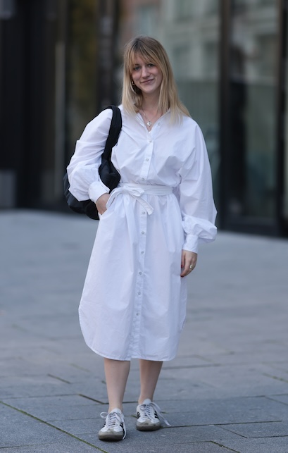 ragazza con chemisier bianco