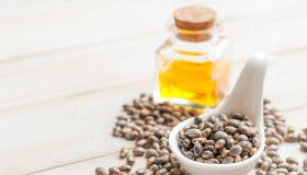 Olio di ricino: a cosa serve, benefici e utilizzi