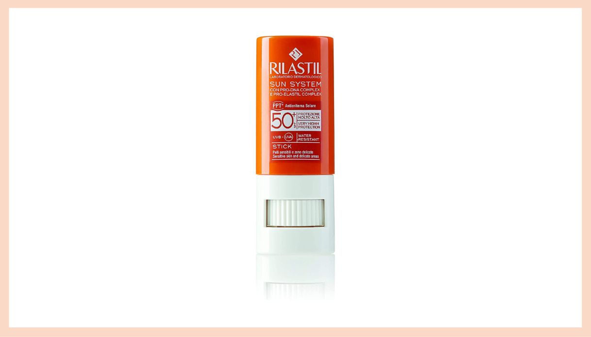 stick protezione solare confezione arancione e bianco con scritte rosse