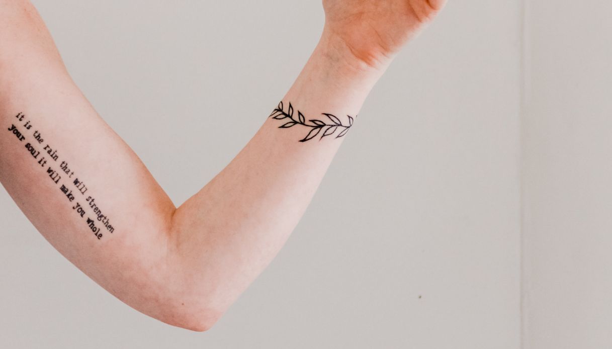 sfondo chiaro braccio tatuato polso e interno braccio
