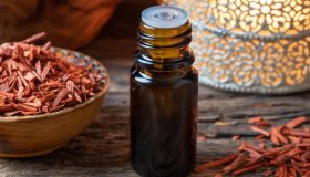 Olio essenziale di sandalo: proprietà, benefici e come si usa