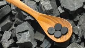 Carbone vegetale: a cosa serve, benefici e controindicazioni