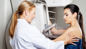 Cancro al seno: come diminuire il rischio di ammalarsi. Intervista all’oncologa Del Mastro
