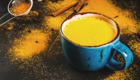 Golden Milk, il “latte d’oro” a base di curcuma. Proprietà e controindicazioni