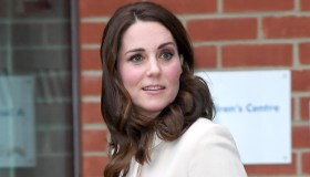 Kate Middleton splendida col cappotto bianco. Ma è furiosa contro William