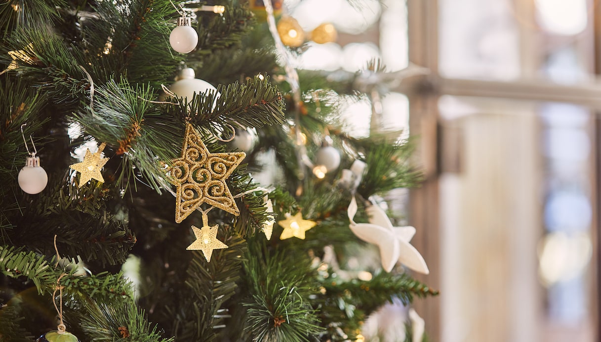 Decorazioni natalizie: copricapo con le pigne