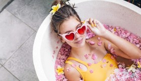 Acqua di rose: perché è un must nella beauty routine e come usarla al meglio